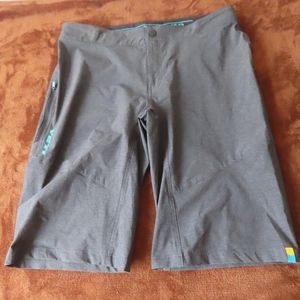Yeti Cycles Men’s  Mason Board & Trail Shorts - Size L grey Black NWT